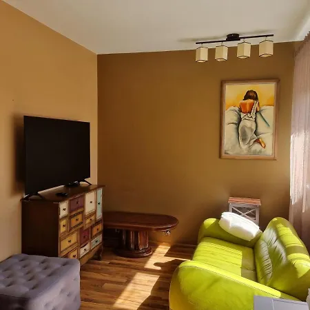 Spacious And Stylish With Shared Amenities By Polo Homestay